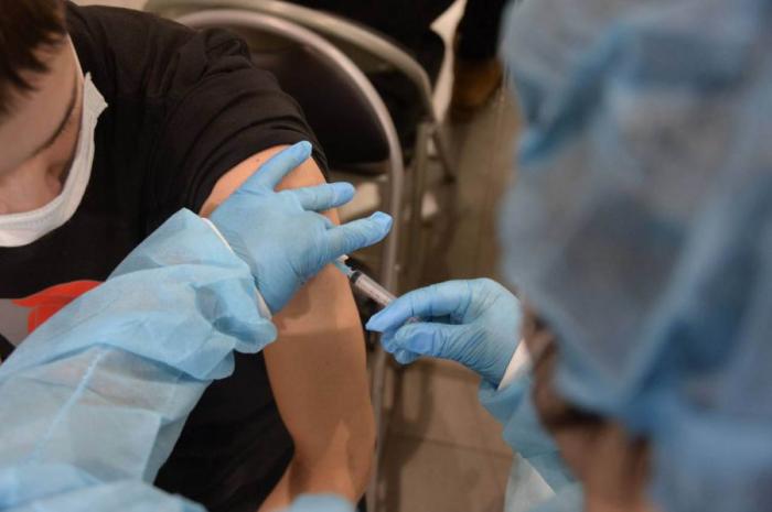 Прививайтесь до школы: Паслер призвал свердловчан защититься от гриппа до начала учебного года | Паслер призвал свердловчан привиться от гриппа — вакцины уже в поликлиниках