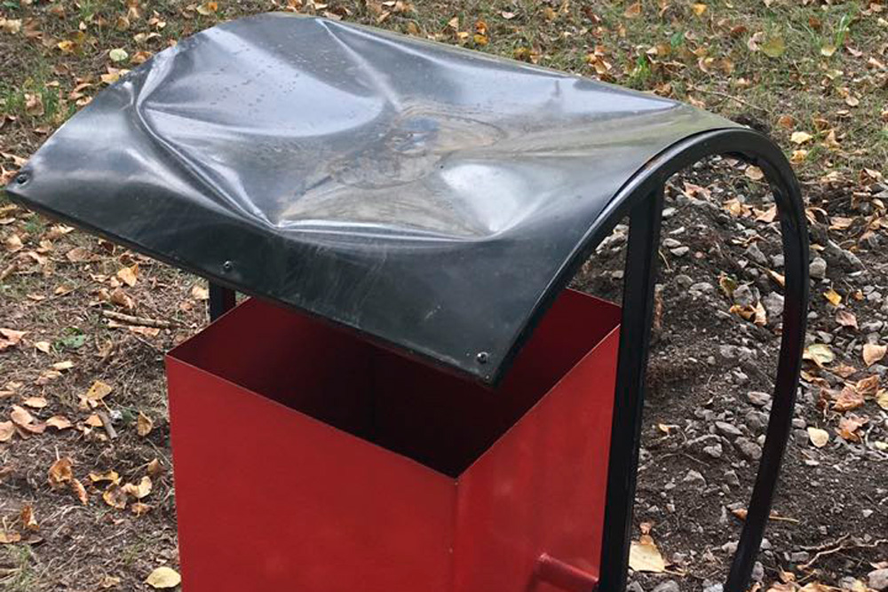 «Грустно от того, что видишь». Урны, изготовленные в колонии и установленные вдоль аллеи ул. Войкова в Каменске, срезали и искорежили