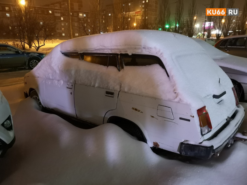 Каменцы хотят видеть убранные от снега дворы, но сами помогать коммунальщикам не желают — их просят, а они не убирают свои автомобили