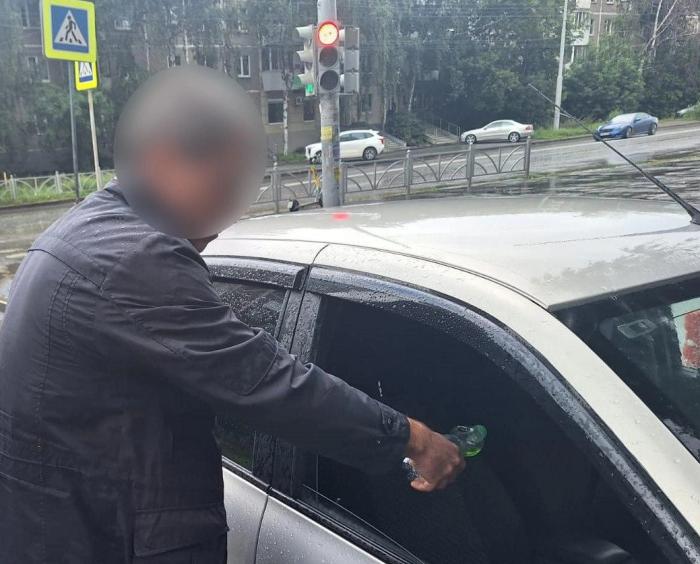 На глазах у десятков людей: в Екатеринбурге ревнивец зарезал любовника жены во дворе дома | В Екатеринбурге мужчина зарезал любовника жены во дворе дома