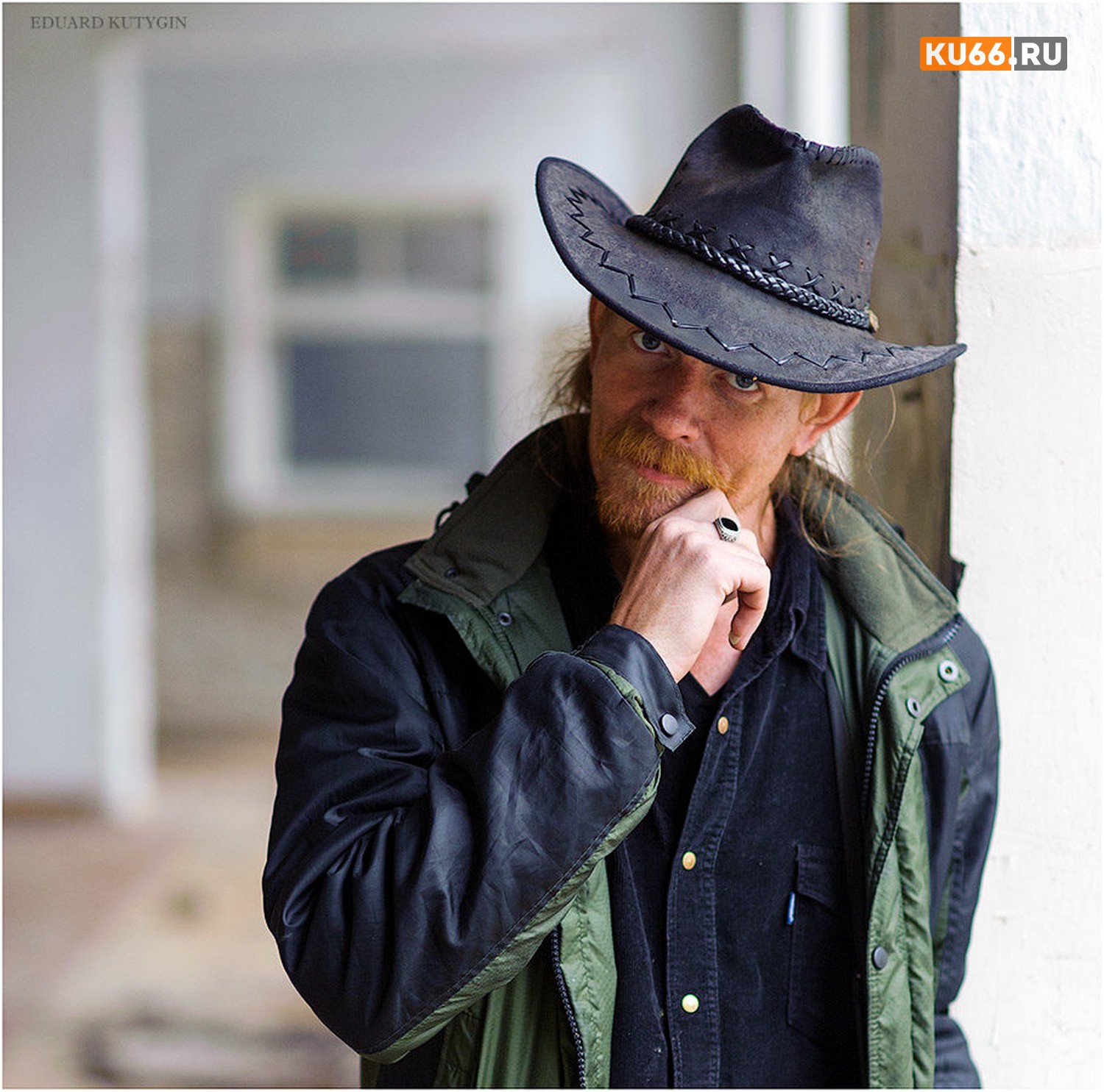 «Давно смолкли залпы орудий»: в день рождения Высоцкого бард Черный Майк устраивает концерт в библиотеке Каменска-Уральского. Приходите!