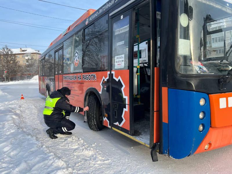 В Каменске-Уральском автобус сбил женщину на пешеходном переходе. Видео | Автобус сбил пенсионерку на пешеходном переходе в Каменске-Уральском