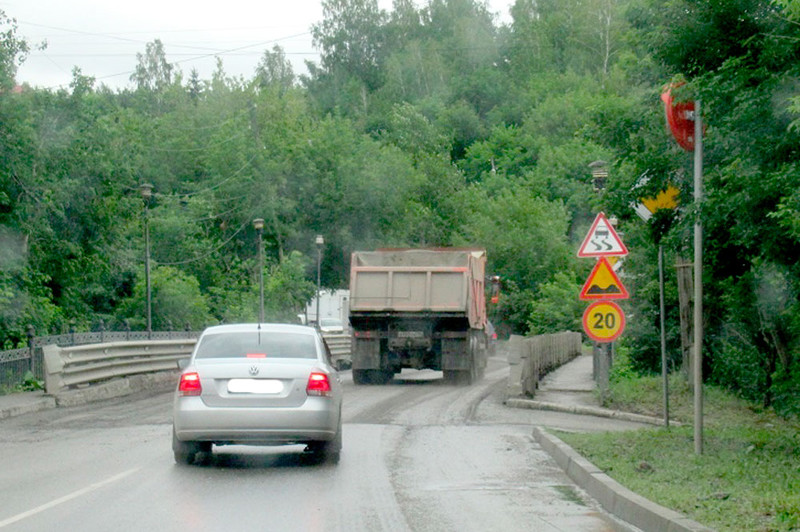 В субботу на полдня УГХ закрывает проезд по мосту через Каменку в Каменске-Уральском: здесь будут укладывать новый асфальт на проезжей части