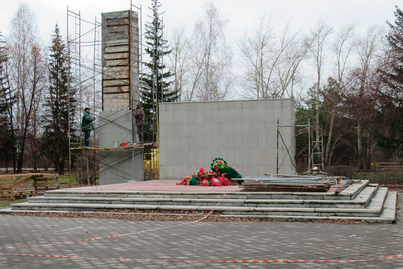 На мемориале павшим на фронтах ВОВ работникам Каменск-Уральского завода ОЦМ идут реставрационные работы на деньги предприятия