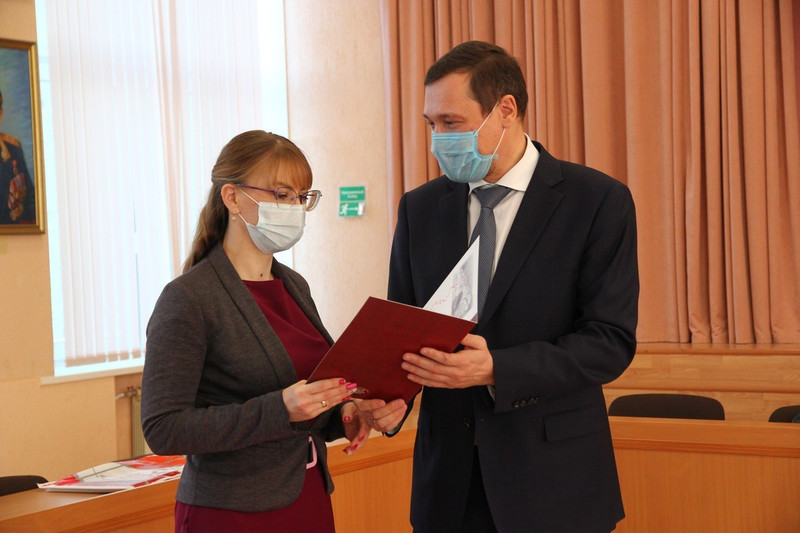 От учителей до полицейских. Власти Каменска-Уральского поблагодарили всех, кто помогал внедрять QR-коды и вакцинировать горожан