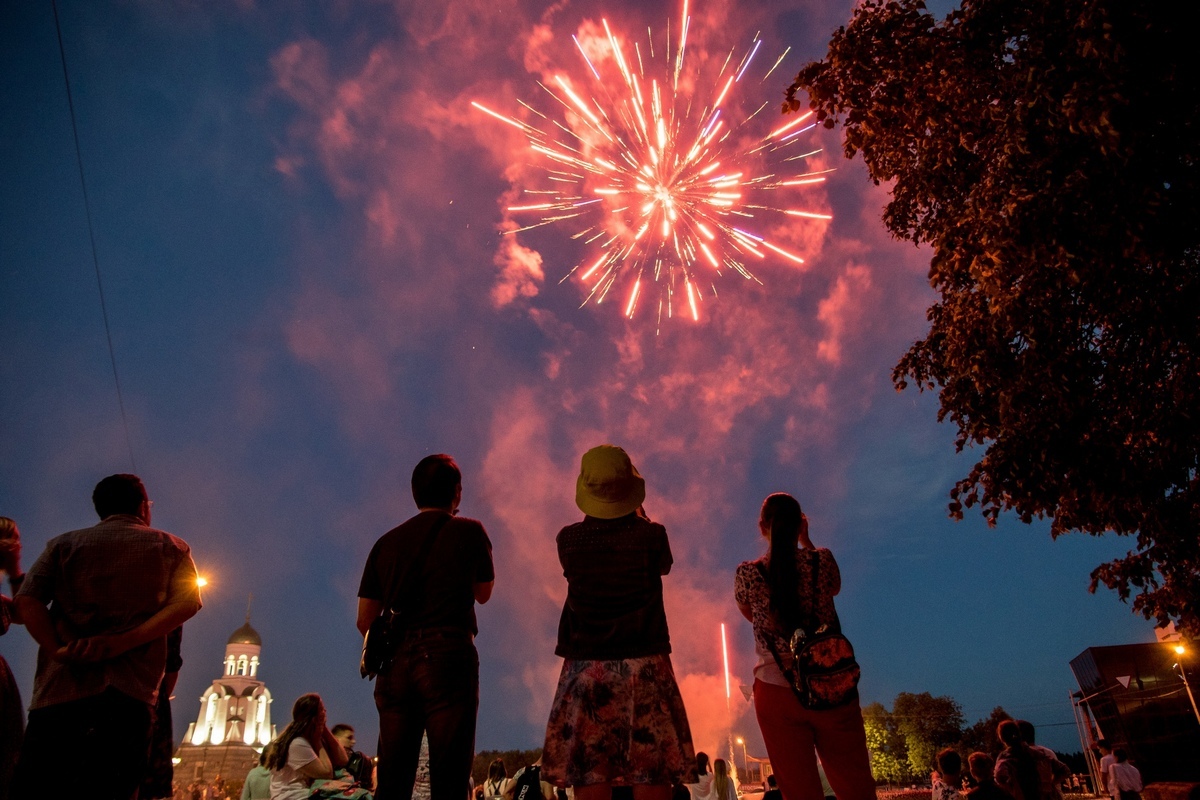 Как Каменск-Уральский отметил присвоение звания «Город трудовой доблести», и что сказали мэр Герасимов и вице-губернатор Шмыков со сцены