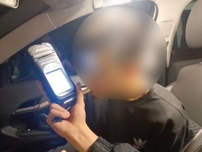 Подросток на «девятке» с перегаром: как 17-летний без прав устроил пьяный дрифт в Каменске-Уральском | В Каменске-Уральском задержали пьяного подростка за рулём ВАЗа без прав