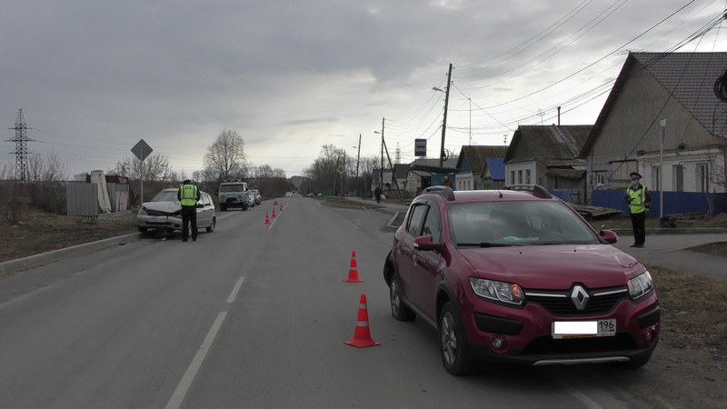 Машины побиты, один из водителей в больнице: утром на ул. Рабочей в Каменске-Уральском дорогу не поделили две легковушки. Как это было?