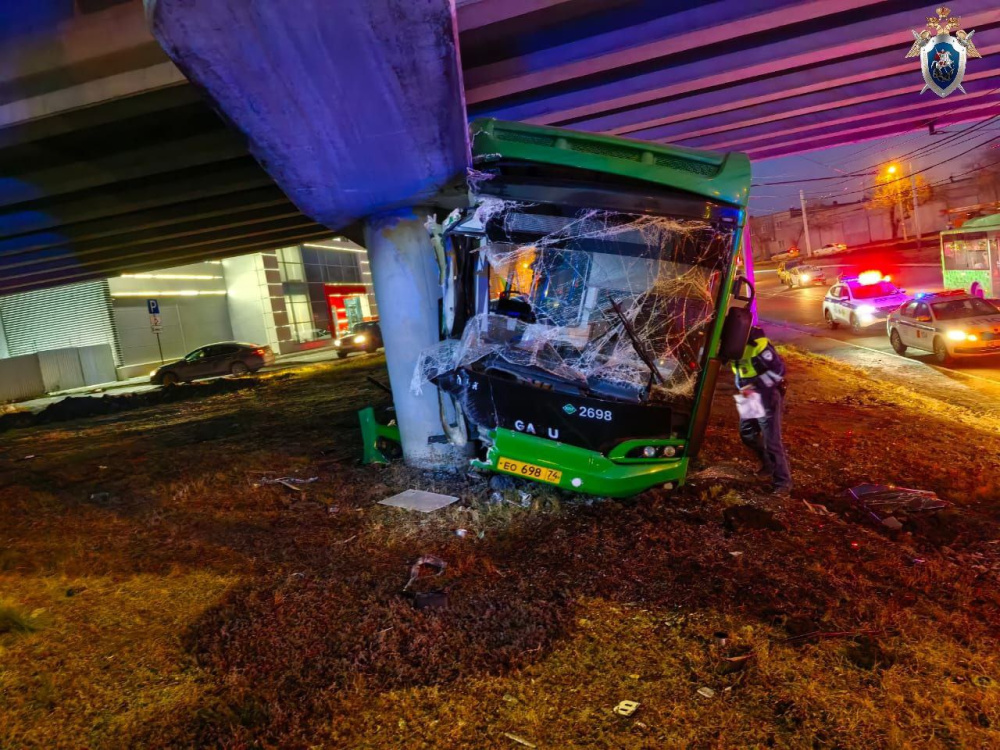 В Челябинске 12 человек пострадали в ДТП с автобусом, столкнувшимся с опорой моста | В Челябинске автобус маршрута №123 столкнулся с опорой моста: пострадали 12 человек