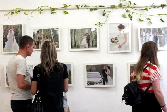 Расписались в книге регистрации и получили юбилейные свидетельства. В библиотеке Каменска-Уральского отметили День семьи, любви и верности