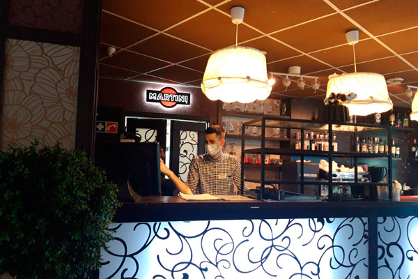 Спецкомиссия вышла проверять, как заведения общепита в Каменске-Уральском оказались готовы к открытию и приему проголодавшихся клиентов Спецкомиссия вышла проверять, как заведения общепита в Каменске-Уральском оказались готовы к открытию и приему проголодавшихся клиентов