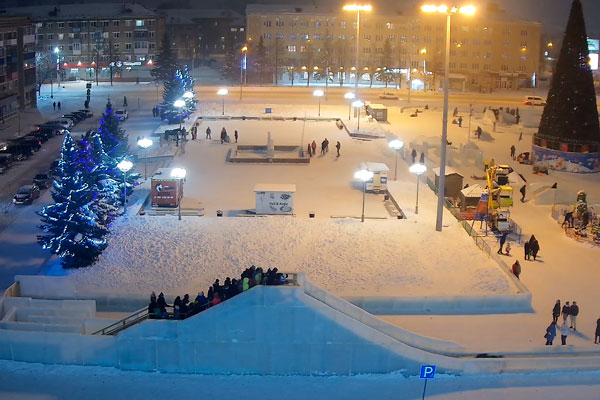 Сначала до полуночи, потом до 21.00. Жители Каменска-Уральского недовольны, что подсветку главного ледового городка в центре выключают рано