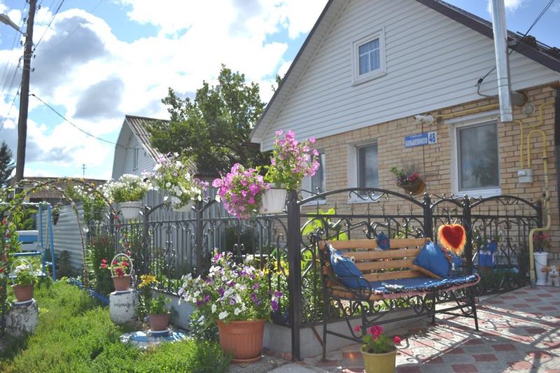 Не только цветы высаживают, но и… Синарцы показывают чиновникам мэрии Каменска свои красоты для конкурса. И надеются на денежный приз Не только цветы высаживают, но и… Синарцы показывают чиновникам мэрии Каменска свои красоты для конкурса. И надеются на денежный приз