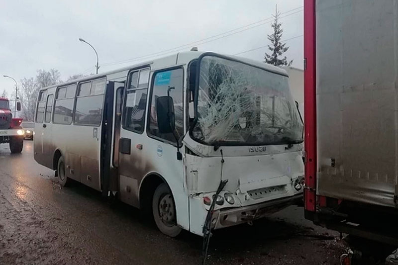 «В салоне было 25 человек, есть пострадавшие»: на свердловской трассе пассажирский автобус протаранил грузовик