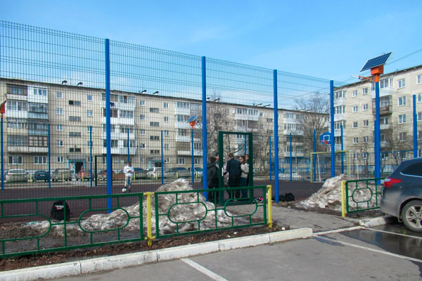 Забор буквально «трещит по швам»: во дворе по ул. Кирова в Каменске собираются футболисты со всего района. О чужом имуществе не думают...