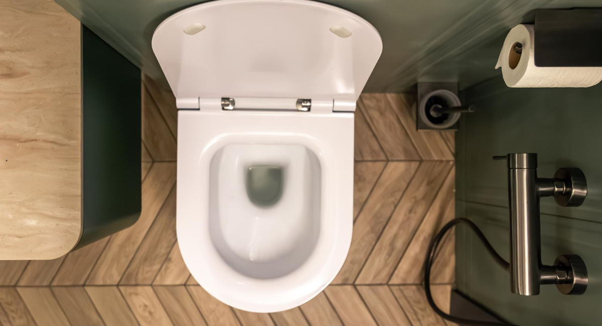 Ходить в туалет на унитаз больше не модно: новый туалетный тренд скоро дойдет и до России