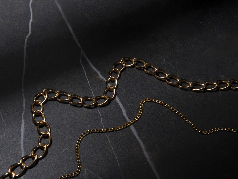 Собутыльник украл цепочку у спящей женщины в Каменске-Уральском Собутыльник украл цепочку у спящей женщины в Каменске-Уральском