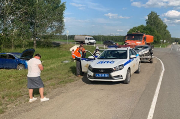 На трассе между Екатеринбургом и Каменском-Уральским в ДТП пострадали четыре человека