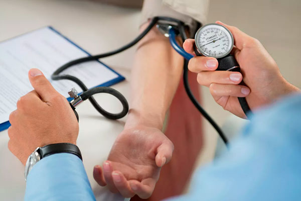Врач назвал первый тревожный признак гипертонии