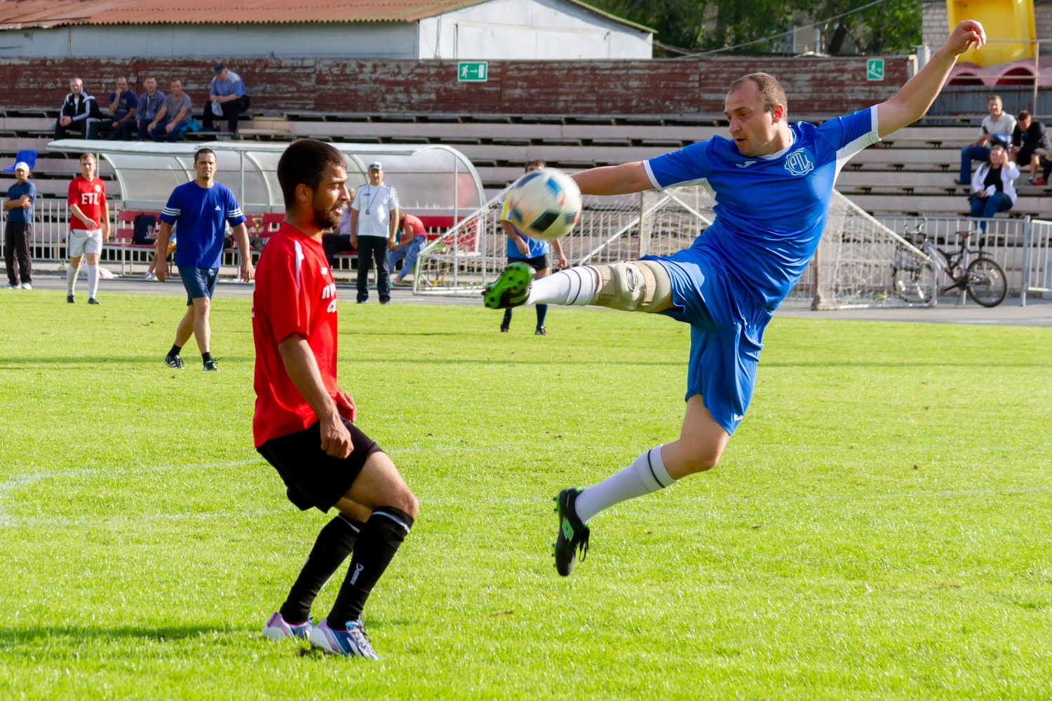 Плотно прижали соперника, массированные атаки следовали одна за другой: суперкубок по футболу прошел на СинТЗ в Каменске-Уральском