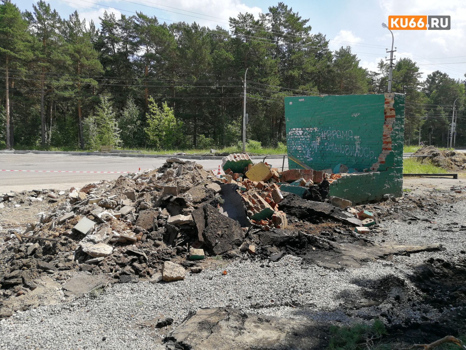 Дорожные ремонты в Каменске-Уральском продолжаются: на улице Рябова занялись остановками и готовятся к укладке асфальта