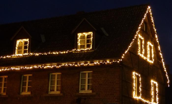 Конкурс на лучшее новогоднее украшение дома с денежным призом запустили в Синарском районе Каменска-Уральского | В Синарском районе Каменска-Уральского выберут самый красивый дом