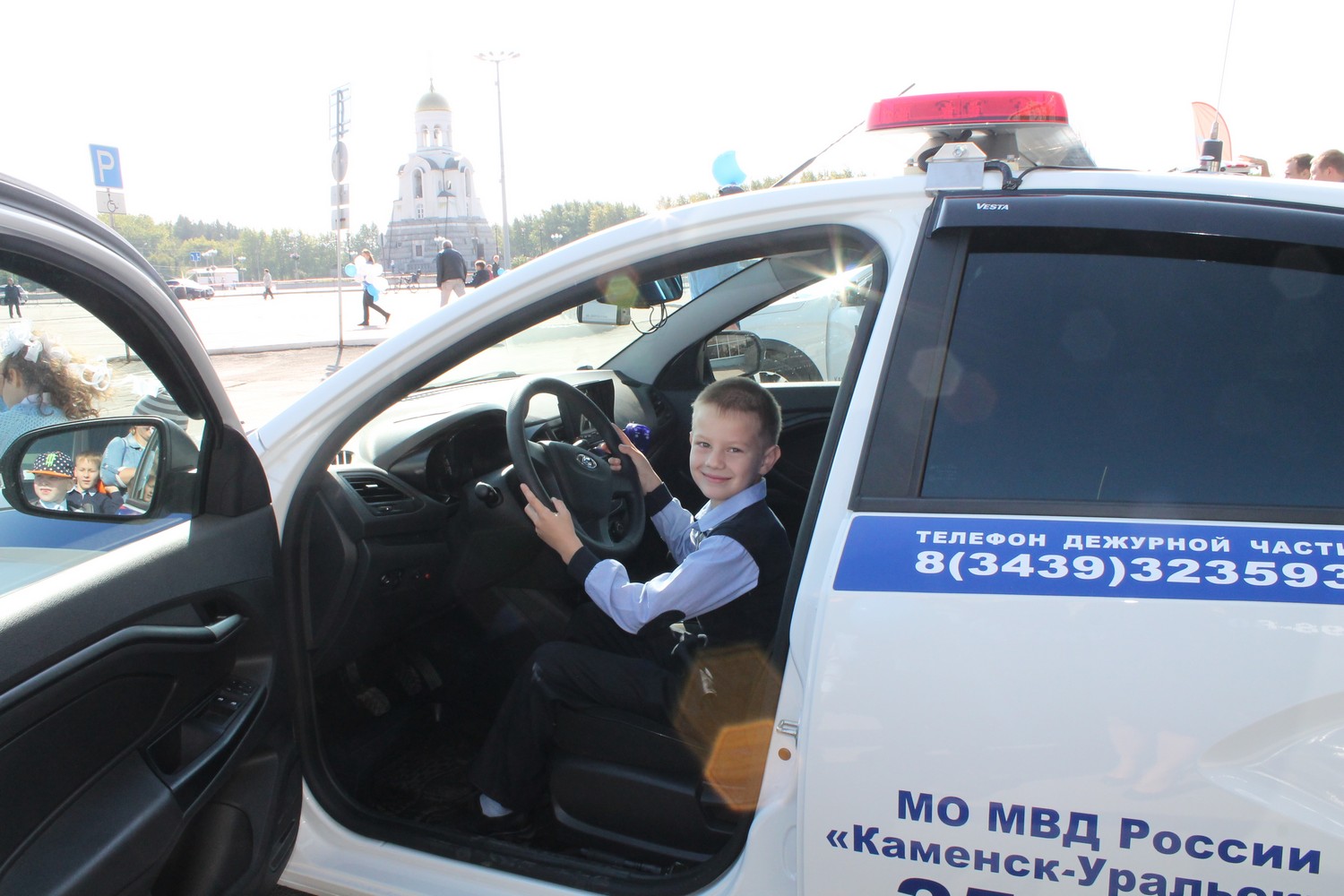 Госавтоинспекторы показали первоклашкам в Каменске патрульный автомобиль и рассказали, как работает радиостанция и видеорегистратор