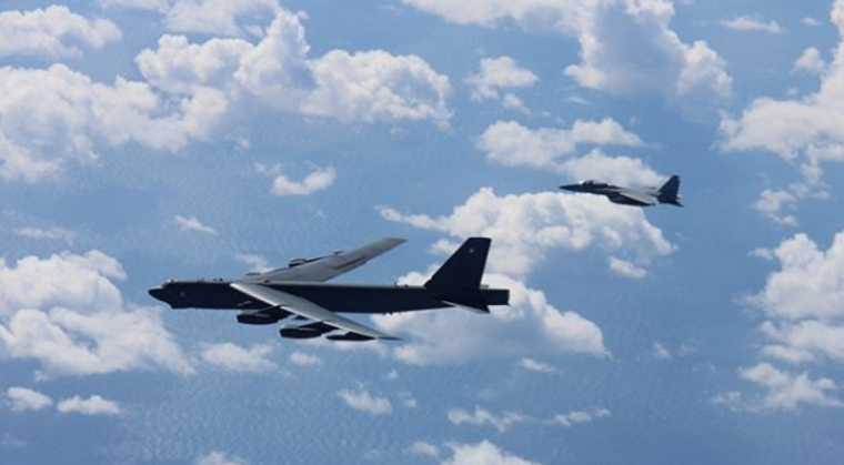 У границ России засекли ядерный бомбардировщик армии США