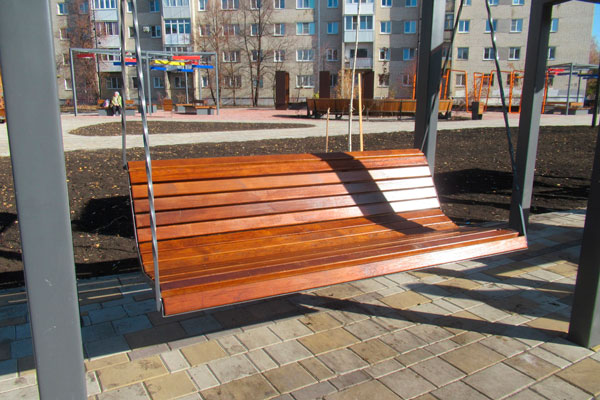 Затерли, замазали, убрали... Рабочие устранили вандальные надписи на скамейках в аллее по улице Тевосяна в Каменске-Уральском