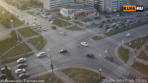 Коллапс у «Ленты»: у открывшегося гипермаркета жители Каменска растерялись, не зная, как реагировать на регулировщика и где парковаться