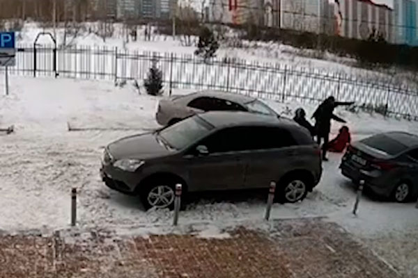 В Новосибирске водитель сбил маму с коляской после замечания о парковке: видео