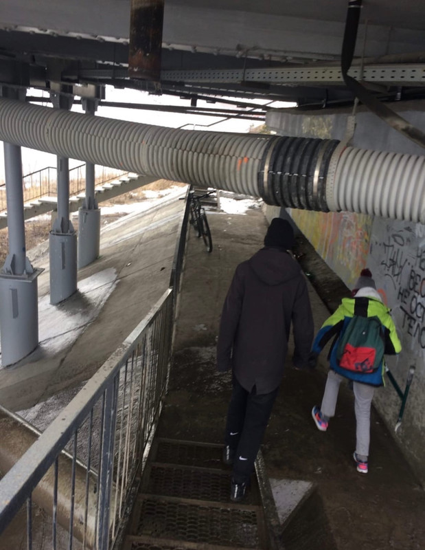 Каменцы пожаловались, что в технологическом переходе под Байновским мостом течет вода, в том числе по электрощитку. Что говорят чиновники?