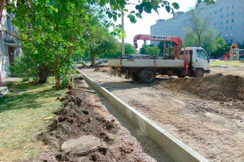 У дома по ул. Челябинской, жильцы которого решили благоустроить территорию на свои деньги, начались работы. «Пришло время все поменять»