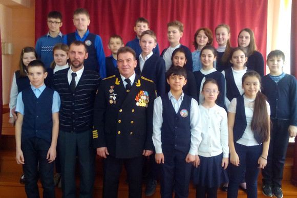Капитан пришел на встречу со школьниками в Каменске-Уральском, чтобы донести до них русские морские традиции и рассказать о патриотизме