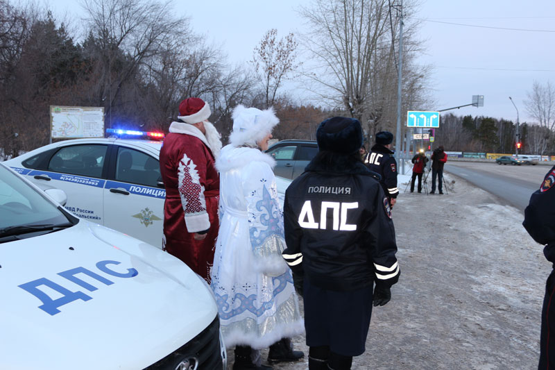 Комбат в компании Деда Мороза и Снегурочки тормозили машины, поздравляя с Новым годом в Каменске-Уральском, а водители ехали и сигналили