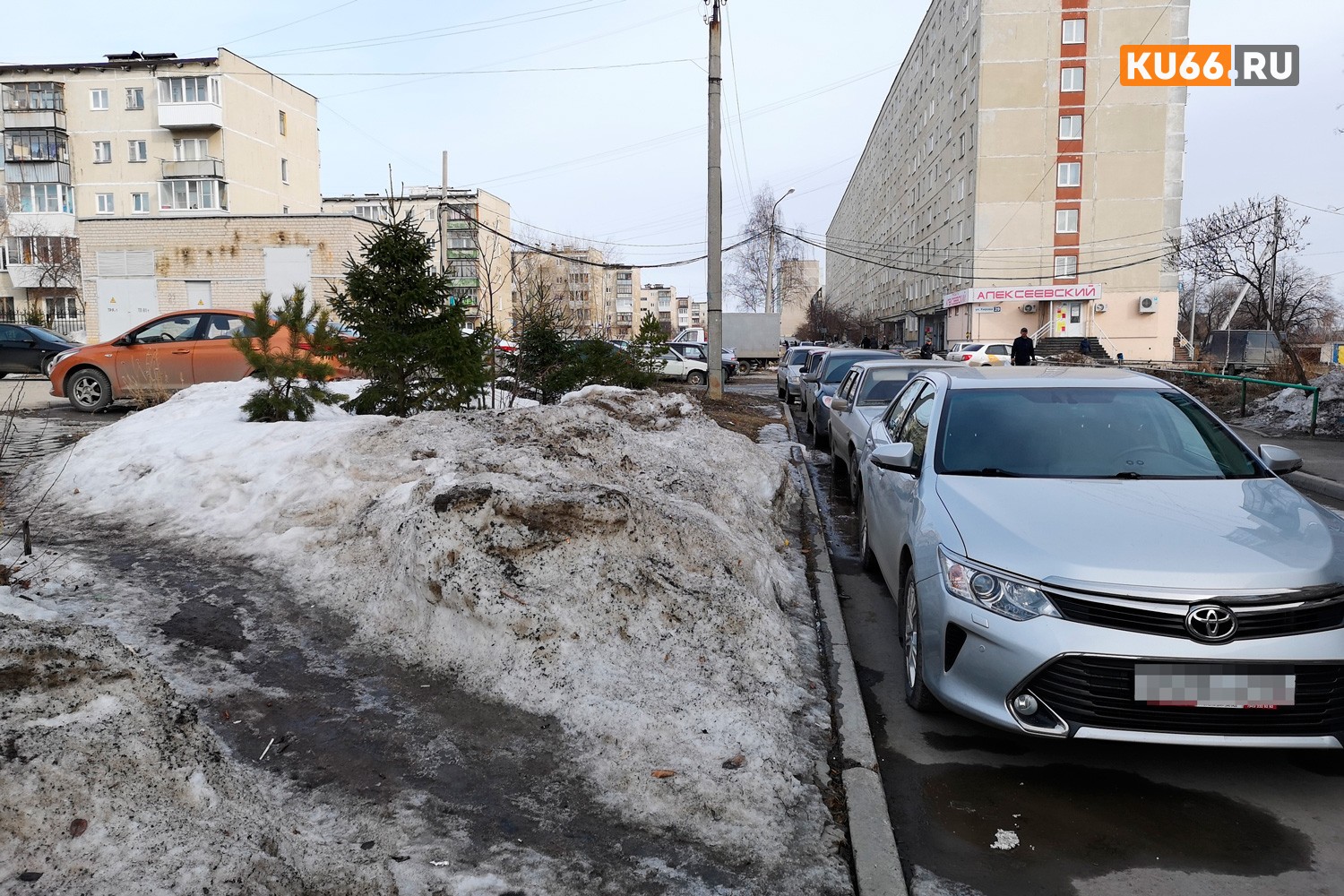 «Больше вывозить не планируем»: коммунальщики завершили уборку снега из дворов в Каменске-Уральском. Теперь вплотную занялись лужами