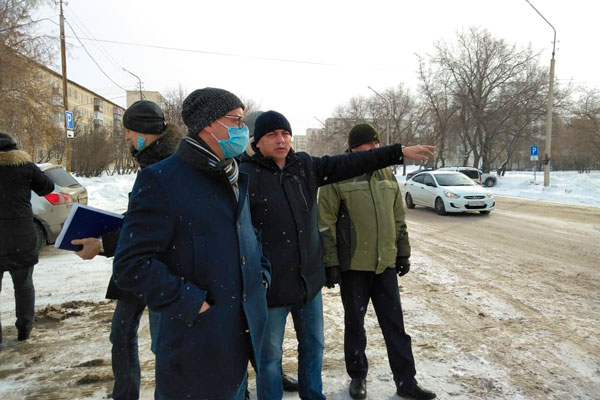 Армия чиновников во главе с Алексеем Герасимовым объезжает улицы Каменска-Уральского — в преддверии оттепели смотрят, где и сколько снега