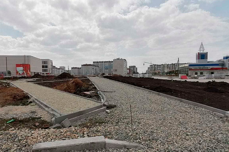 В микрорайоне Южный строится новый сквер — он появится между школой и строящимся участком дороги по ул. Кутузова уже в сентябре