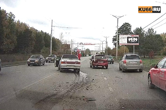 Не уступила дорогу при повороте. Автоледи столкнулась со встречным автомобилем на улице Кадочникова в Каменске-Уральском. ВИДЕО Не уступила дорогу при повороте. Автоледи столкнулась со встречным автомобилем на улице Кадочникова в Каменске-Уральском. ВИДЕО