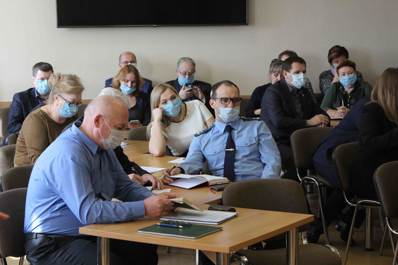 Каменцы жалуются на организации, которые в условиях карантина должны быть закрыты, но работают. Впрочем, люди и сами нарушают режим