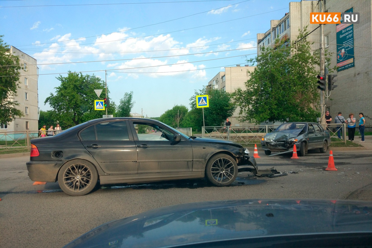 В Каменске-Уральском на улице Калинина лоб в лоб «встретились» BMW и «ВАЗ». Есть ли пострадавшие – неизвестно