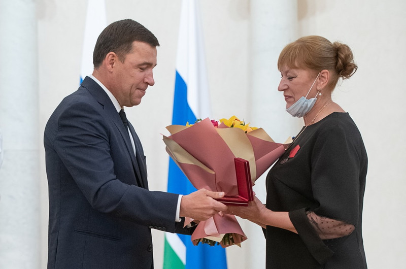 В честь Дня России работница завода из Каменска-Уральского получила медаль ордена «За заслуги перед Отечеством» из рук губернатора