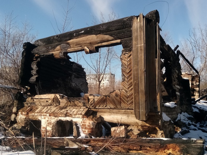 «Лучше снести и забыть». У монумента «Пушка» в Каменске-Уральском исчезают уникальные дома — те, кто ломает их, явно ищет клады...