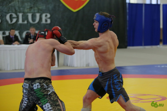 Силовики подрались с охранниками в СК «Архангел Михаил». Участковый из Каменска-Уральского — на «передовой» сборной свердловского ГУ МВД