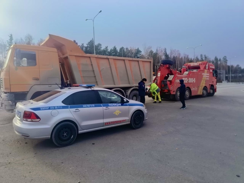 Грузовики под прицелом: инспекторы задержали фуры с критическими неисправностями в Свердловской области | Автоинспекция задержала неисправные фуры в ходе спецоперации «Грузовик»