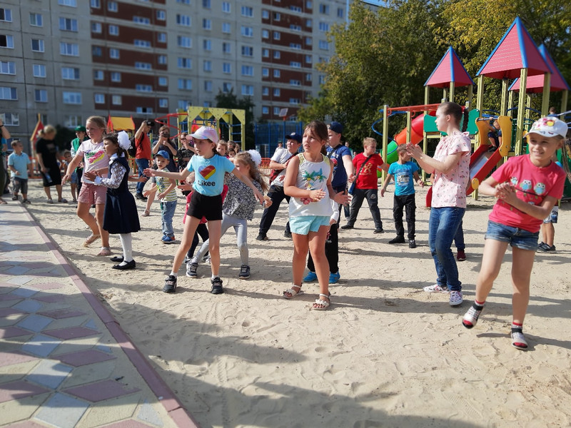 Активная городская молодежь устроила праздник со множеством развлечений для детей двух домов по ул. Добролюбова в Каменске-Уральском