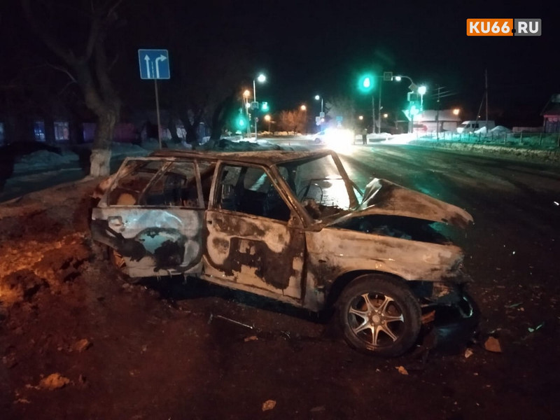 Водитель вспыхнувшего на ул. Ленина в Каменске-Уральском ВАЗа все-таки пострадал: подробности ДТП с легковушкой и джипом Митсубиси