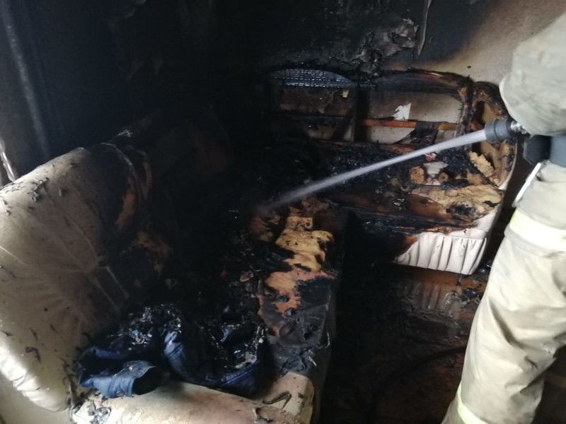 Из-за пожара в квартире дома по ул. Сибирской в Каменске-Уральском спасатели экстренно эвакуировали 20 человек, в том числе детей