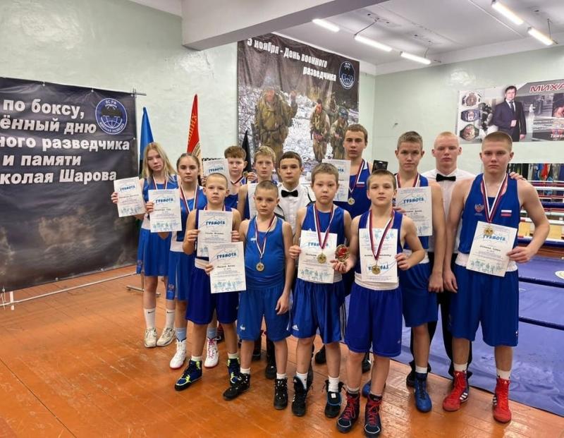 Боксеры Каменска-Уральского поучаствовали в турнире, посвящённом памяти героя СВО Николая Шарова | В Свердловской области прошёл турнир по боксу, посвящённый памяти героя СВО