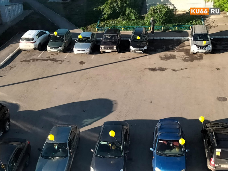 «Шариковое утро»! В Каменске-Уральском несколько дворов неизвестные украсили желтыми шарами. ВИДЕО